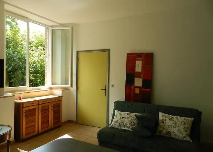 De L'ecole Frühstückspension 3*